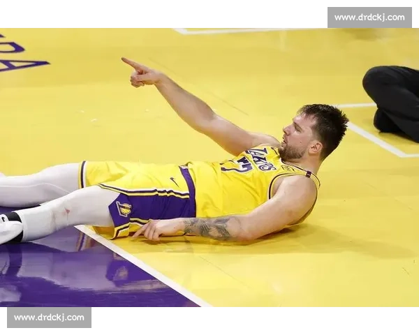 瘦 40 磅变杀器!东契奇首秀 25+7,湖媒喊出 MVP 瘦 40 磅变杀器!东契奇首秀 25+7,湖媒喊出 MVP