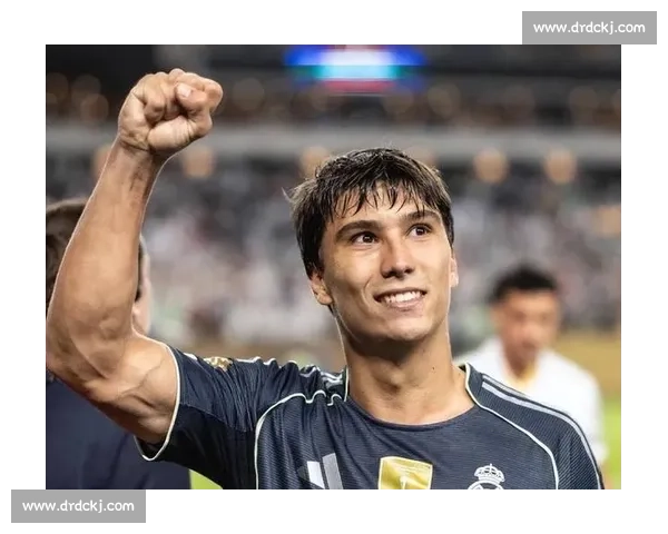 皇马 9 号新星加西亚正式晋升一线队 续约至 2029 年 皇马 9 号新星加西亚正式晋升一线队 续约至 2029 年