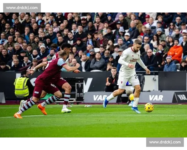 罗马诺:斯托克城门将约翰逊离队在即,西汉姆联领跑英超争夺战 罗马诺:斯托克城门将约翰逊离队在即,西汉姆联领跑英超争夺战