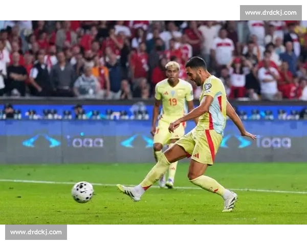 西班牙 6-0 横扫土耳其 梅里诺戴帽奥亚萨瓦尔献三助 西班牙 6-0 横扫土耳其 梅里诺戴帽奥亚萨瓦尔献三助