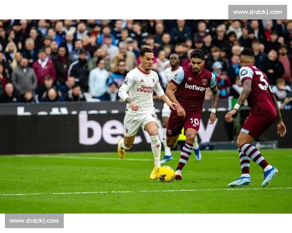 罗马诺:斯托克城门将约翰逊离队在即,西汉姆联领跑英超争夺战 罗马诺:斯托克城门将约翰逊离队在即,西汉姆联领跑英超争夺战
